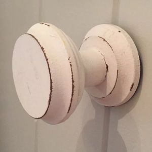 Wall mounted necklace holder